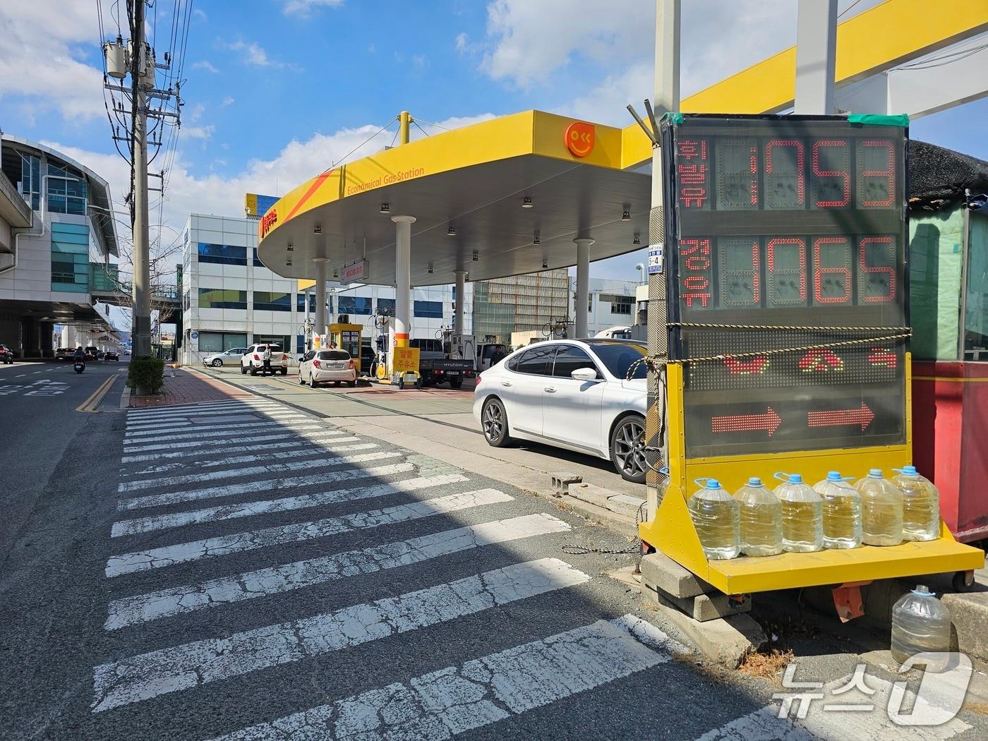 본문 이미지 - 석유 최고가격제 시행 첫날인 13일 김해시 안동의 한 주유소. 2026.3.13 ⓒ 뉴스1 박민석 기자