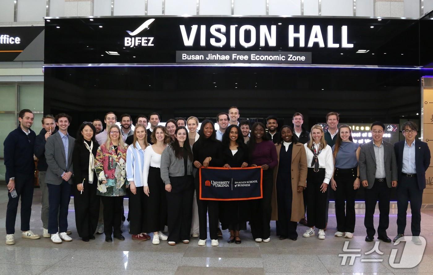 본문 이미지 - 미국 버지니아 대학교 다든 경영대학원 방문단이 부산진해경제자유구역을 방문해 기념촬영을 하고 있는 모습 (경자청 제공. 재판매 및 DB금지)