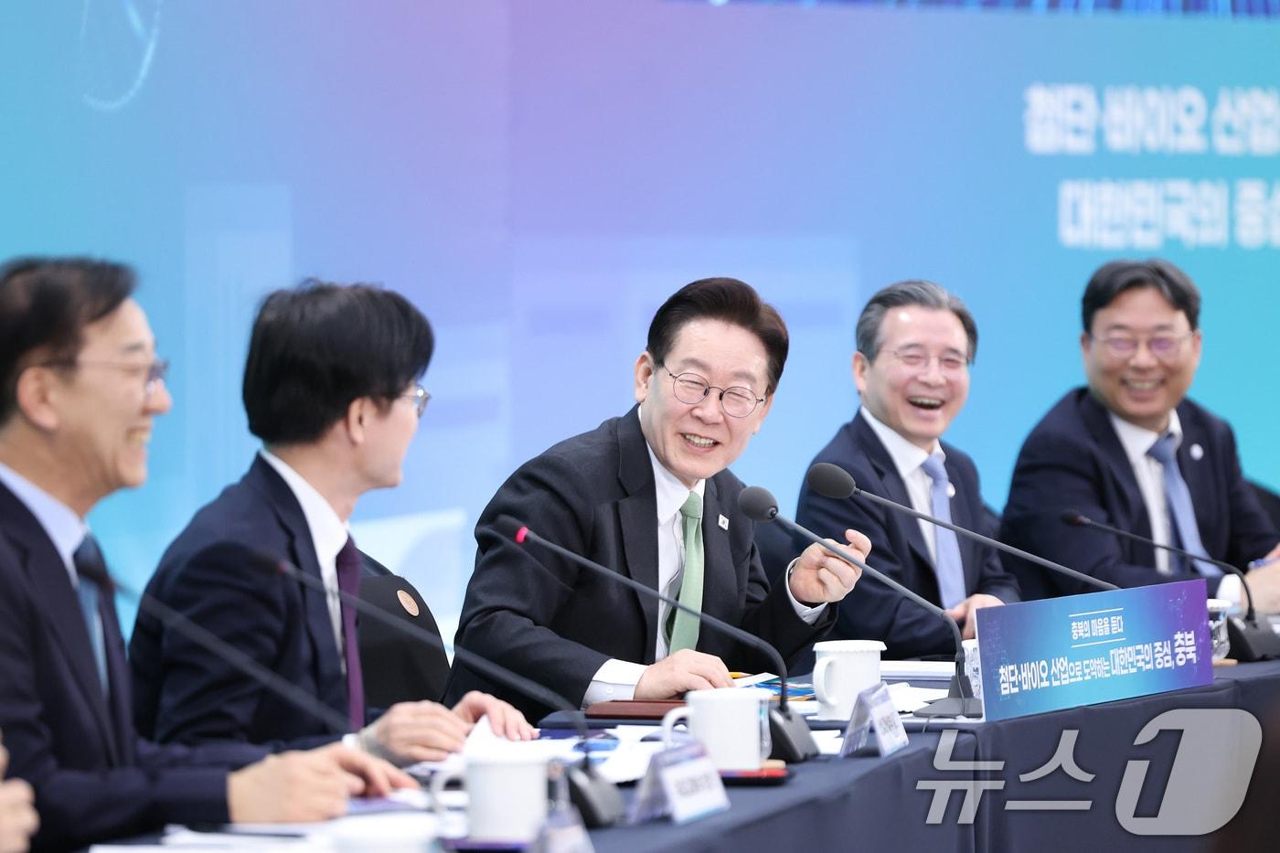 본문 이미지 - 이재명 대통령이 13일 청주 오스코에서 열린 ’충북의 마음을 듣다’ 타운홀미팅 간담회에서 발언을 하고 있다. 2026.3.13 ⓒ 뉴스1 허경 기자