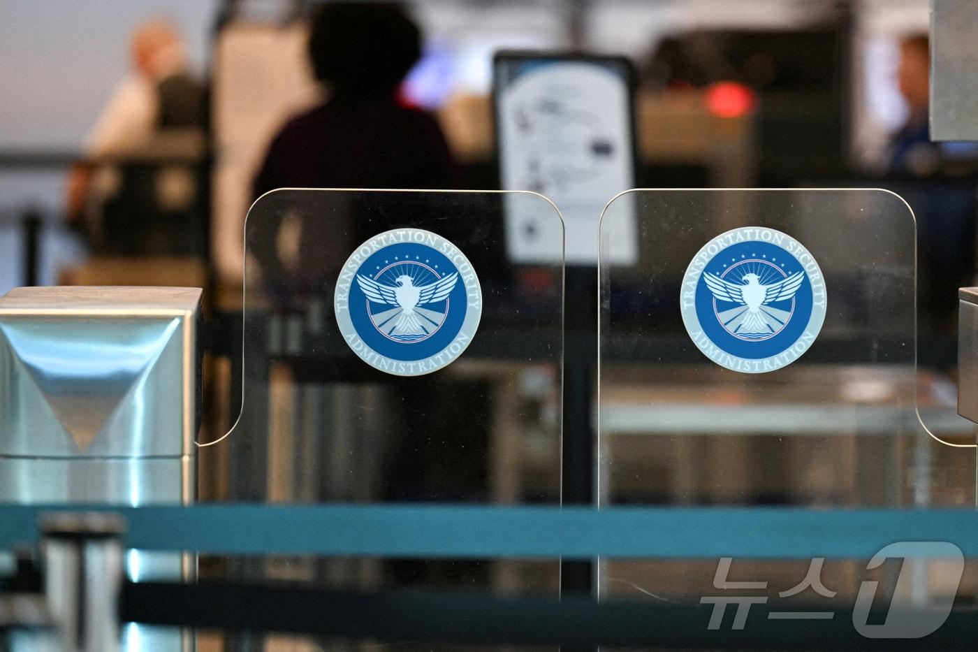 본문 이미지 - 미국 버지니아주 알링턴에 위치한 로널드 레이건 워싱턴 내셔널 공항의 교통안전청(TSA) 게이트. 2026.2.14 ⓒ 로이터=뉴스1
