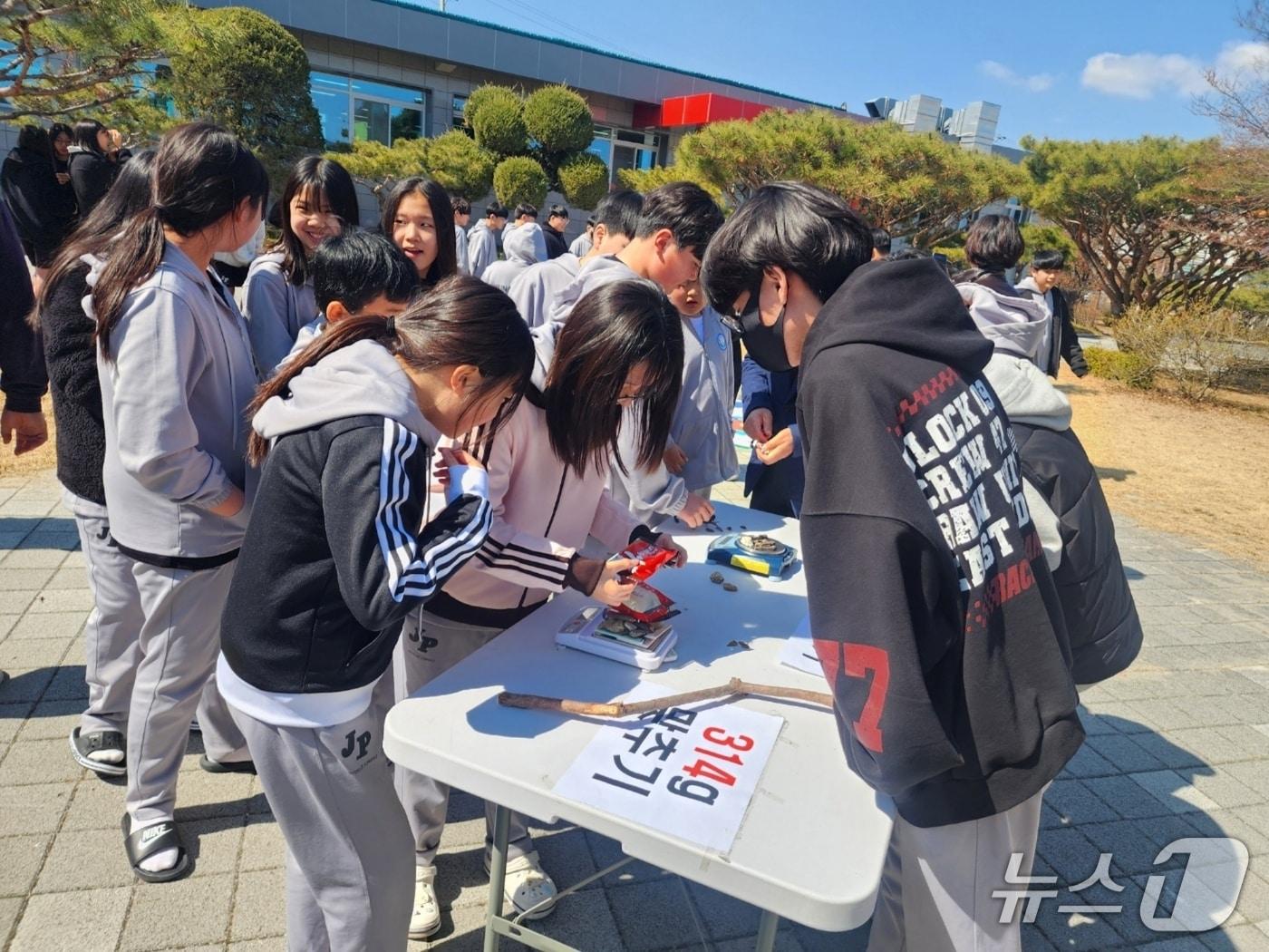 본문 이미지 - 파이의 날을 하루 앞둔 13일 충북 증평중학교 학생들이 '파이 데이' 행사를 진행하고 있다.(괴산증평교육지원청 제공. 재판매 및 DB금지)