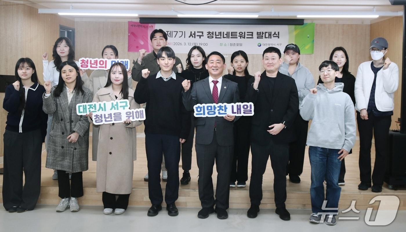 본문 이미지 - 서철모 서구청장이 제7기 서구청년네트워크 발대식에서 기념촬영 하고 있다.(서구 제공. 재판매 및 DB금지)/뉴스1