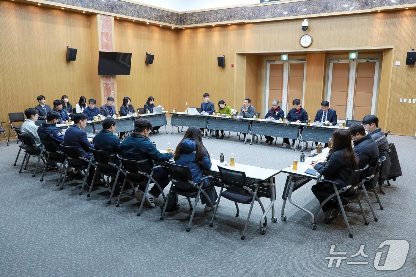 본문 이미지 - 울산항만공사는 13일 오전 공사 다목적홀에서 울산항 탱크터미널협의회 소속 기업 및 정유사 관계자들이 참석한 가운데 중동사태 대응 위기대책회의를 개최했다. (울산항만공사 제공. 재판매 및 DB금지)/뉴스1