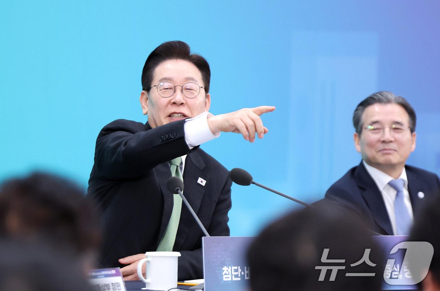 본문 이미지 - 이재명 대통령이 13일 청주 오스코에서 열린 ’충북의 마음을 듣다’ 타운홀미팅 간담회에서 발언을 하고 있다. 2026.3.13 ⓒ 뉴스1 허경 기자