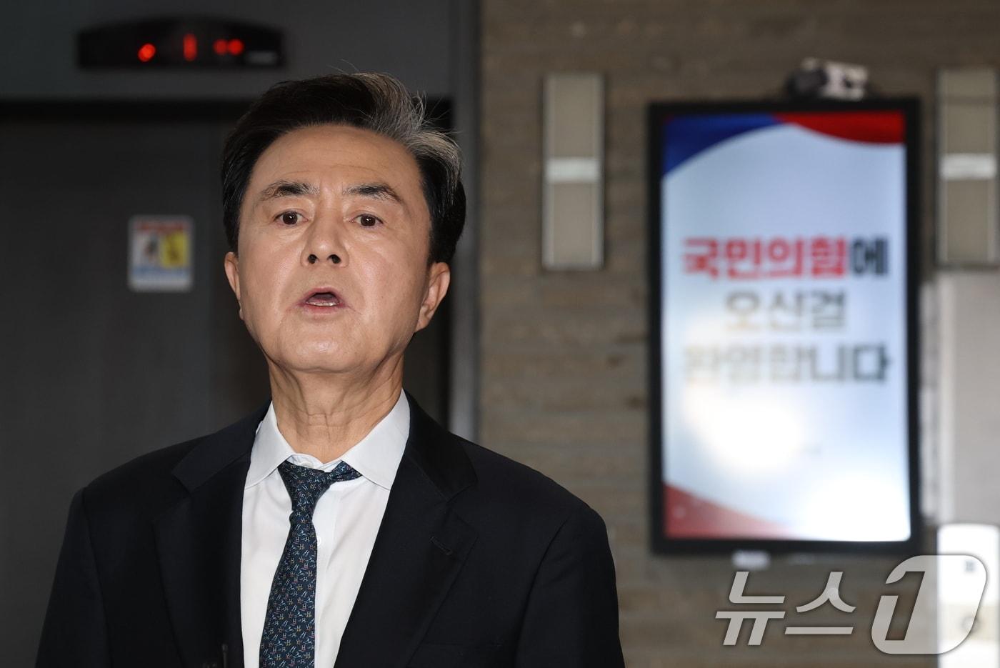 본문 이미지 - 김태흠 충남지사가 13일 서울 여의도 국민의힘 중앙당사에서 열린 공천 면접심사를 마치고 취재진의 질의에 답변하고 있다. 2026.3.13 ⓒ 뉴스1 이승배 기자