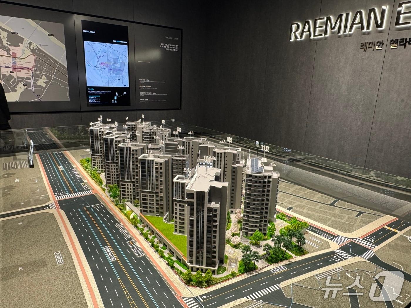 본문 이미지 - 13일 서울 송파구 래미안갤러리 내부 '래미안 엘라비네' 견본주택 전경. /2026.3.13 ⓒ 뉴스1 윤주현 기자