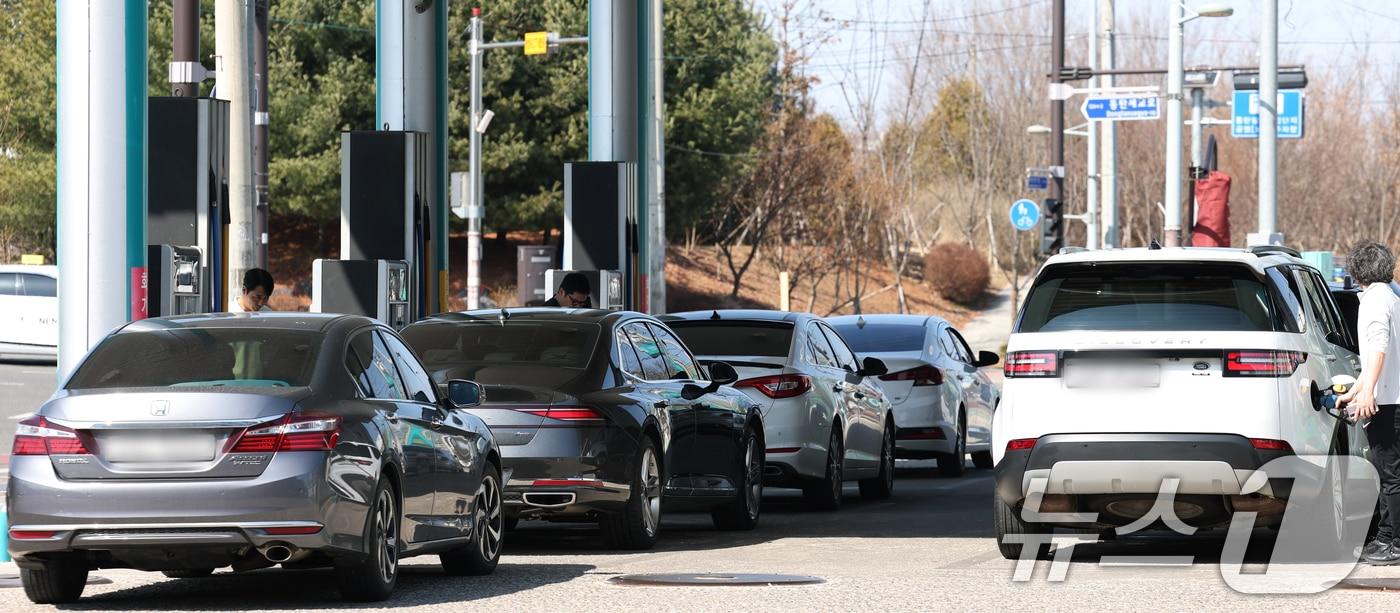 본문 이미지 - 석유 제품에 대한 가격 상한제(최고가격제) 시행 첫날인 13일 경기 화성시 동탄구의 한 주유소가 주유 차량으로 붐비고 있다. 정부는 이날 0시부터 정유사의 공급가격 최고액을 리터당 보통 휘발유는 1724원, 자동차용 경유는 1713원, 실내 등유는 1320원으로 지정하는 석유 최고가격제를 시행했다. 2026.3.13 ⓒ 뉴스1 김영운 기자