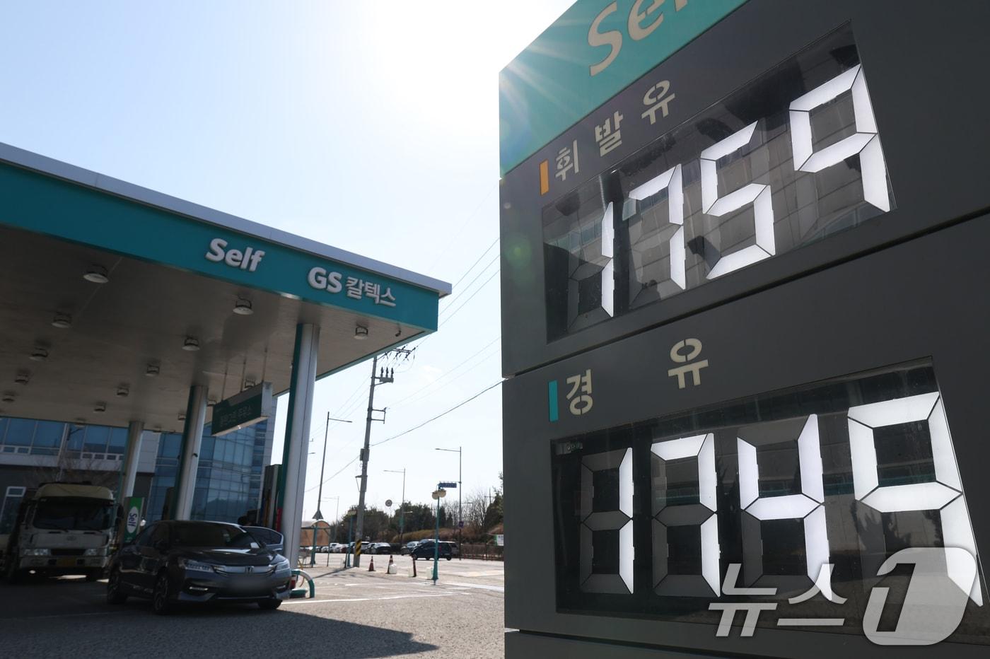 본문 이미지 - 석유 제품에 대한 가격 상한제(최고가격제) 시행 첫날인 13일 경기 화성시 동탄구의 한 주유소에 유류 가격이 표시돼 있다. 2026.3.13 ⓒ 뉴스1 김영운 기자