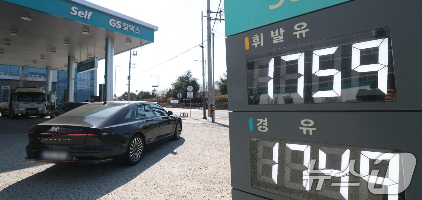 본문 이미지 - 석유 제품에 대한 가격 상한제(최고가격제) 시행 첫날인 13일 경기 화성시 동탄구의 한 주유소에 유류 가격이 표시돼 있다. 정부는 이날 0시부터 정유사의 공급가격 최고액을 리터당 보통 휘발유는 1724원, 자동차용 경유는 1713원, 실내 등유는 1320원으로 지정하는 석유 최고가격제를 시행했다. 2026.3.13 ⓒ 뉴스1 김영운 기자