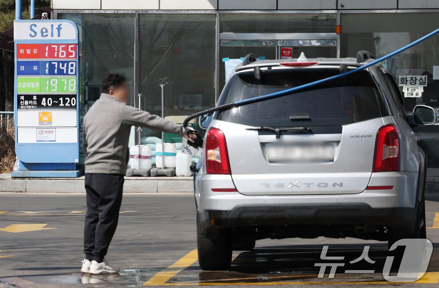 본문 이미지 - 석유 제품에 대한 가격 상한제(최고가격제) 시행 첫날인 13일 경기 수원시 장안구의 한 주유소에서 시민들이 주유를 하고 있다. 정부는 이날 0시부터 정유사의 공급가격 최고액을 리터당 보통 휘발유는 1724원, 자동차용 경유는 1713원, 실내 등유는 1320원으로 지정하는 석유 최고가격제를 시행했다. 2026.3.13 ⓒ 뉴스1 김영운 기자