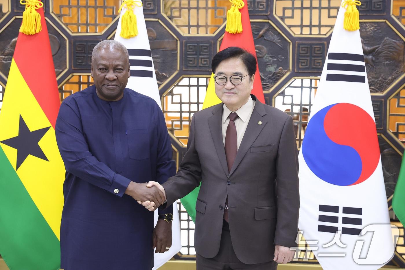 본문 이미지 - 우원식 국회의장이 13일 서울 여의도 국회를 찾은 존 드라마니 마하마 가나 대통령을 영접하고 있다. 2026.3.13 ⓒ 뉴스1 신웅수 기자