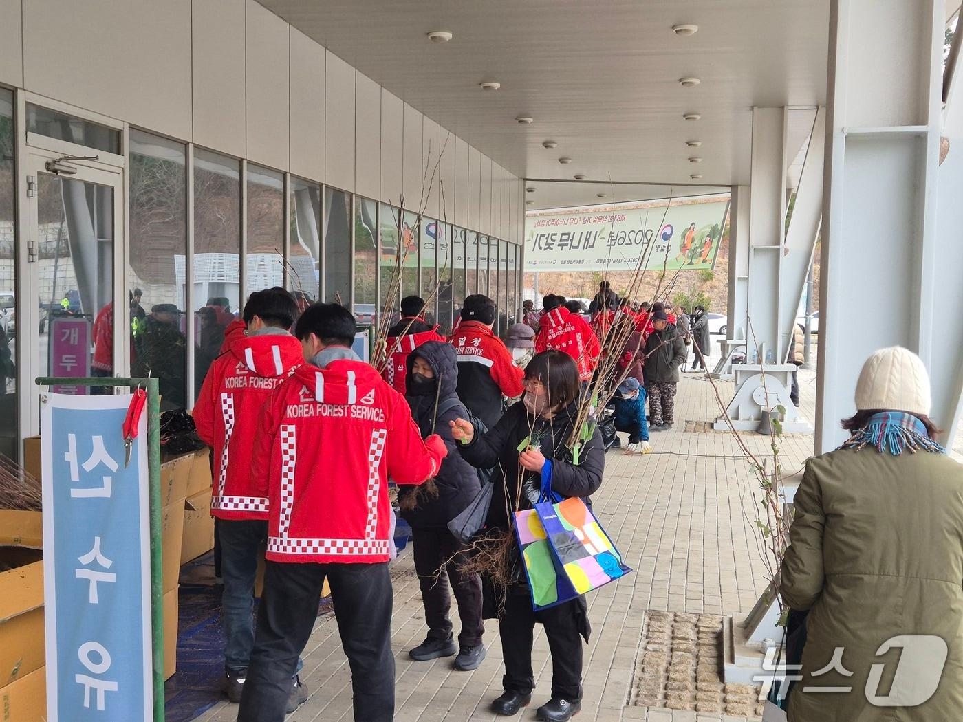 본문 이미지 - 동부산림청 내나무갖기 행사.(동부산림청 제공, 재판매 및 DB 금지) 2026.3.13/뉴스1