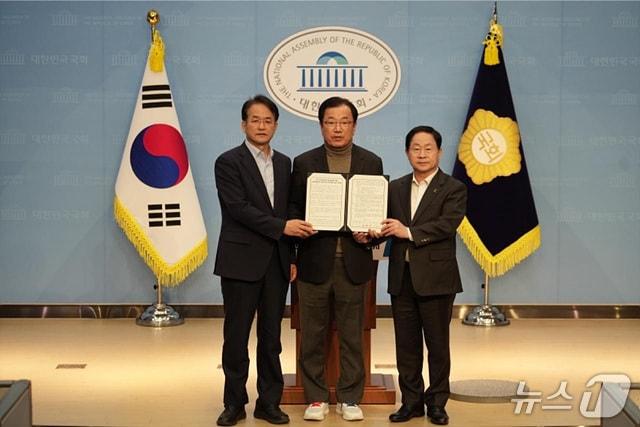 본문 이미지 - 왼쪽부터 이동환 경기 고양시장, 이현재 하남시장, 주광덕 남양주시장이 13일 국회에서 3기 신도시 광역교통 문제 해결을 위한 공동 건의문을 발표하고 있다.(하남시 제공. 재판매 및 DB 금지)/뉴스1  