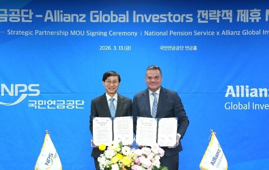 본문 이미지 - 김성주 국민연금공단 이사장(왼쪽)과 토비아스 프로스(Tobias Pross) 알리안츠 글로벌 인베스터스 CEO(사진 오른쪽)가 업무협약 체결 후 기념촬영을 하고 있다. (국민연금공단 제공)