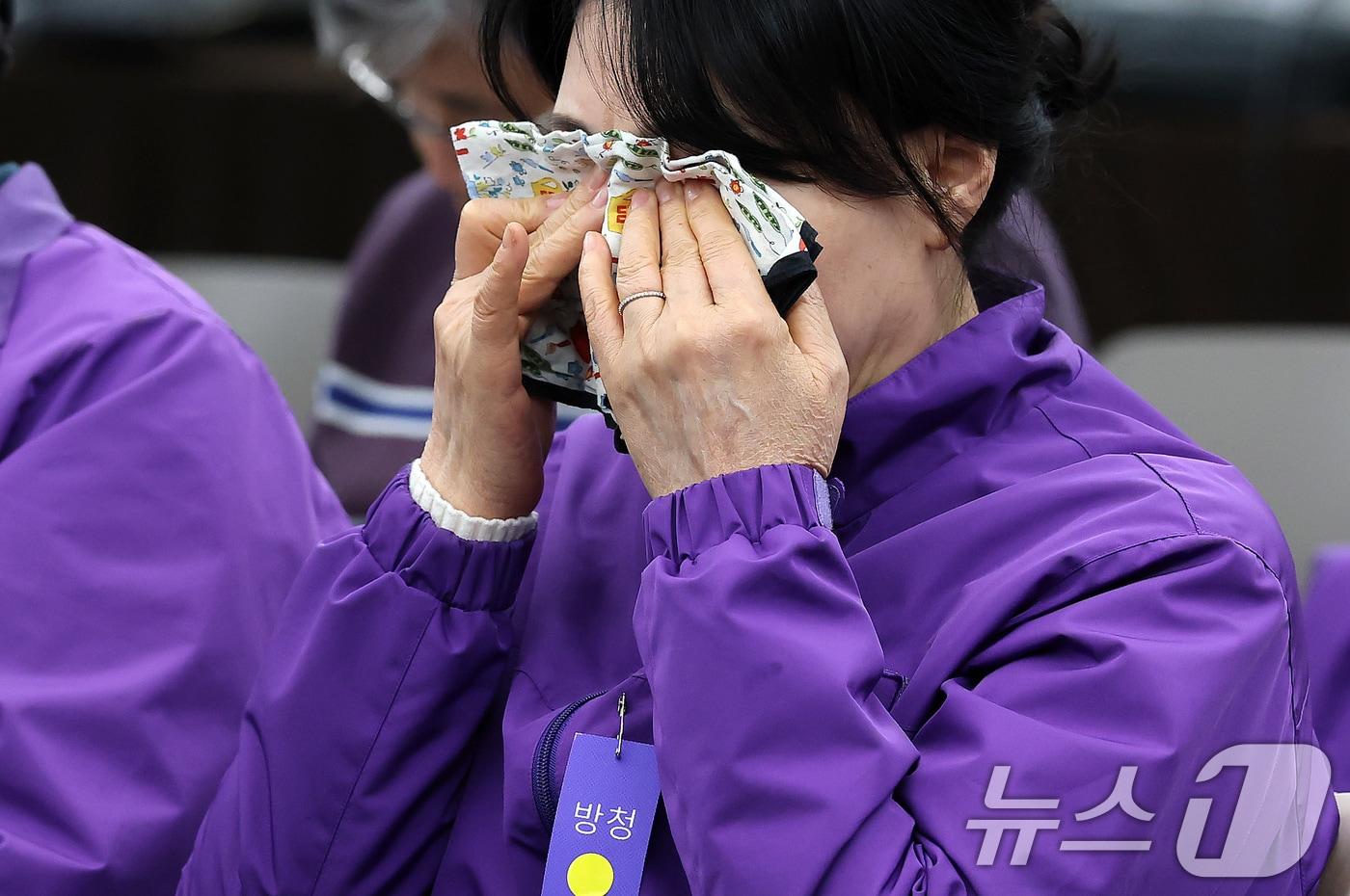 본문 이미지 - 13일 서울 중구 은행회관에서 열린 10·29 이태원참사 진상규명 청문회에서 한 유가족이 증인들의 답변을 들으며 눈물을 닦고 있다. (공동취재) 2026.3.13 ⓒ 뉴스1 김도우 기자