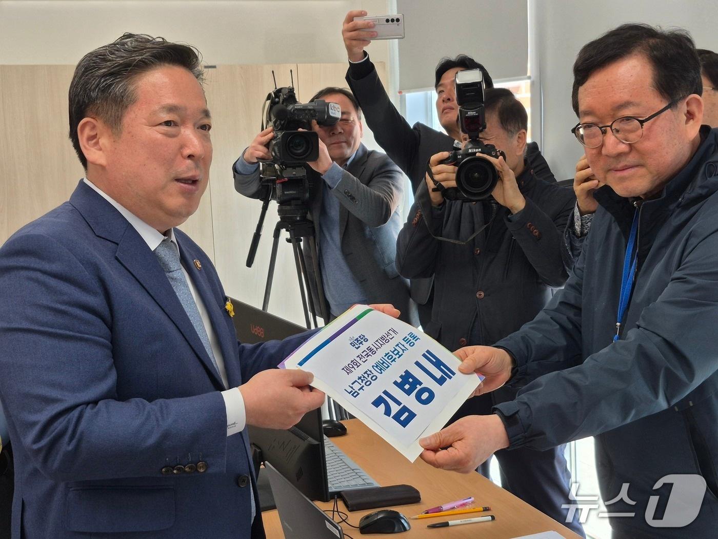 본문 이미지 - 김병내 광주 남구청장이 13일 제9회 전국동시지방선거 광주 남구청장 출마를 위해 예비후보 등록하고 있다.(김병내 후보 제공. 재판매 및 DB 금지)