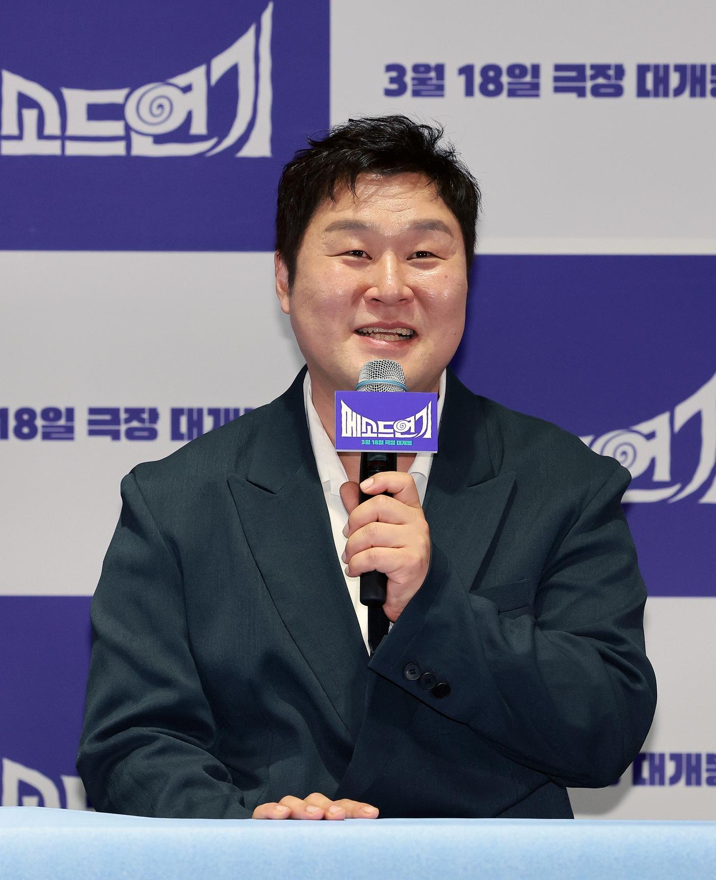 본문 이미지 - 배우 윤경호가 13일 서울 강남구 코엑스 메가박스에서 진행된 영화 ‘메소드연기’ 언론배급시사회에서 인사말을 하고 있다. 영화 ‘메소드연기’는 코미디로 떴지만 코미디가 하기 싫은 웃기는 배우 이동휘가 진정성 있는 연기로 인정받기 위해 역할에 과몰입하면서 벌어지는 이야기를 그린 작품이다. 2026.3.13 ⓒ 뉴스1 이호윤 기자