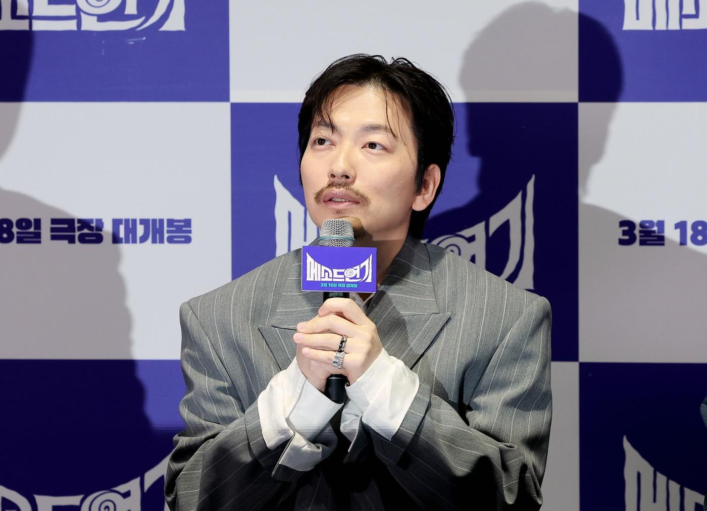 본문 이미지 - 배우 이동휘가 13일 서울 강남구 코엑스 메가박스에서 진행된 영화 ‘메소드연기’ 언론배급시사회에서 취재진 질문에 답하고 있다. 영화 ‘메소드연기’는 코미디로 떴지만 코미디가 하기 싫은 웃기는 배우 이동휘가 진정성 있는 연기로 인정받기 위해 역할에 과몰입하면서 벌어지는 이야기를 그린 작품이다. 2026.3.13 ⓒ 뉴스1 이호윤 기자
