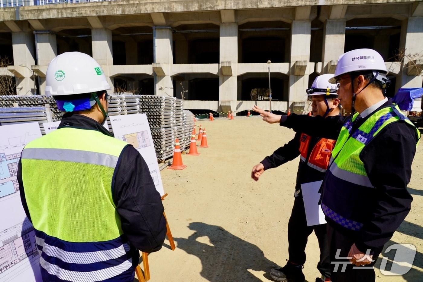 본문 이미지 - 김태승 코레일 사장(사진 맨 오른쪽)이 13일 오후 천안아산역 인근 한국철도IT센터 신축 공사 현장을 점검했다. (코레일 제공.재판매 및 DB금지)/뉴스1