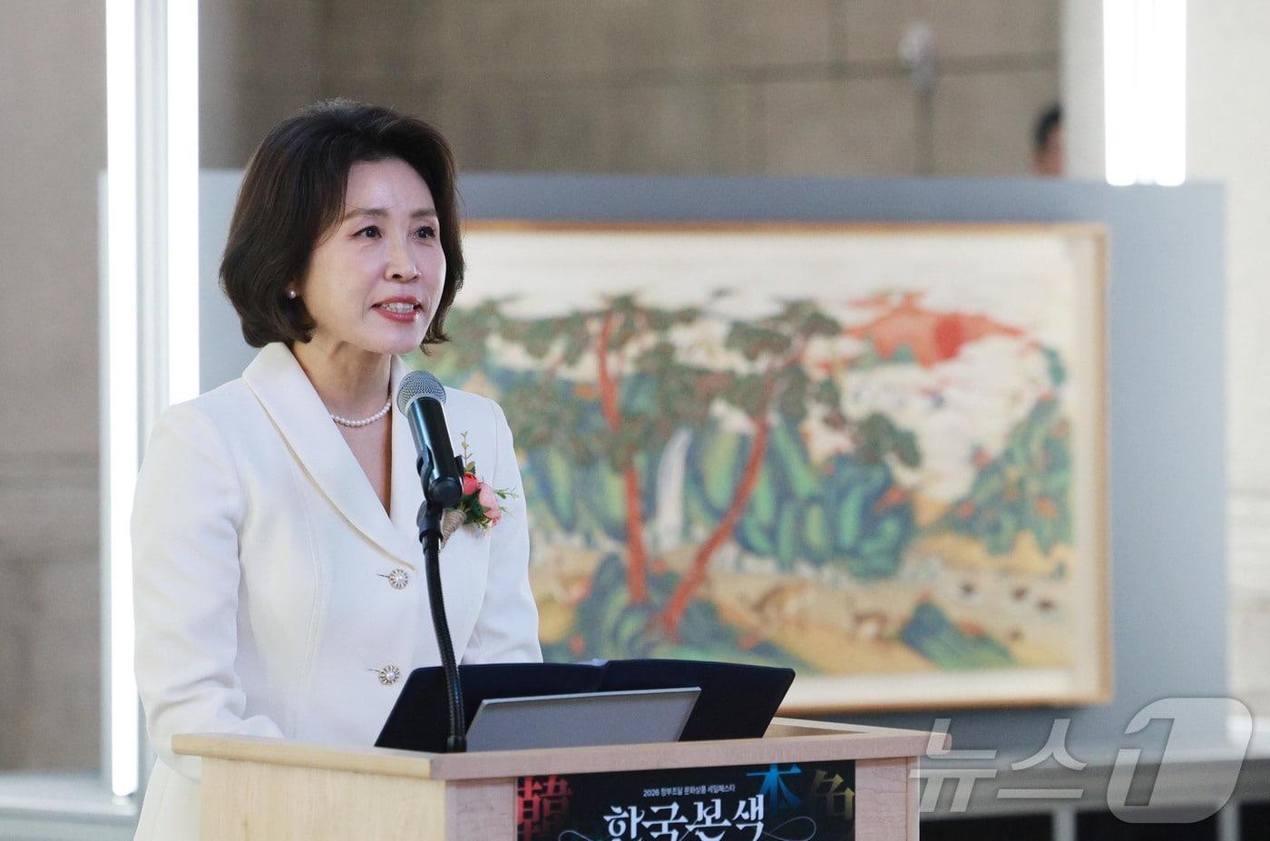 본문 이미지 - 김혜경 여사가 13일 서울 문화역서울284에서 열린 정부조달 문화상품 특별전 ‘한국본색’ 개막식에서 축사를 하고 있다. (청와대통신사진기자단) 2026.3.13 ⓒ 뉴스1 허경 기자