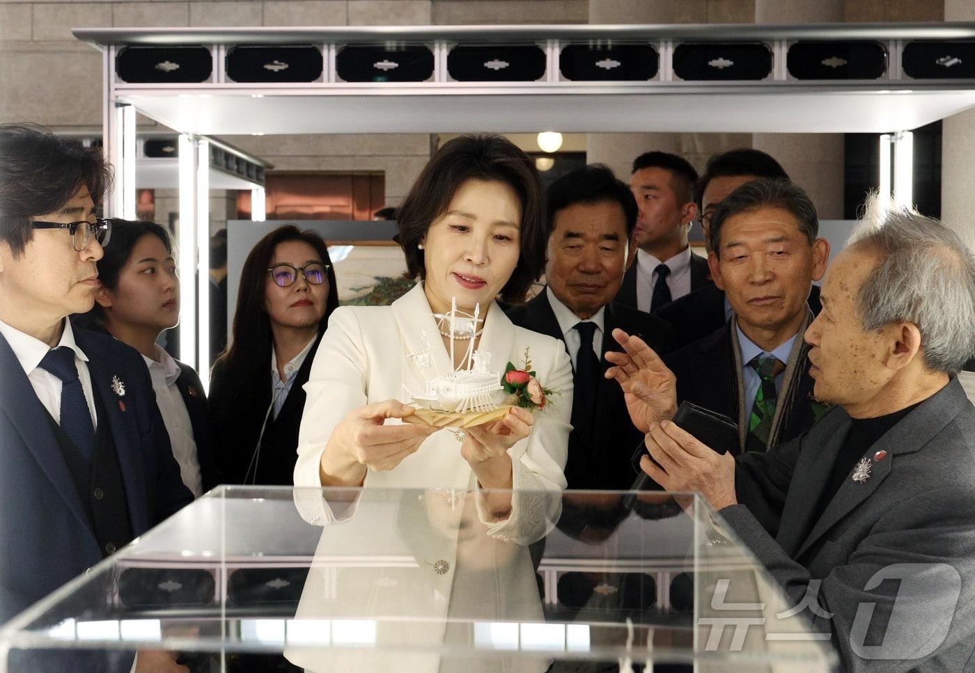 본문 이미지 - 김혜경 여사 13일 서울 문화역서울284에서 열린 정부조달 문화상품 특별전 ‘한국본색’ 개막식에서 전시부스를 관람하고 있다. (청와대통신사진기자단) 2026.3.13 ⓒ 뉴스1 허경 기자