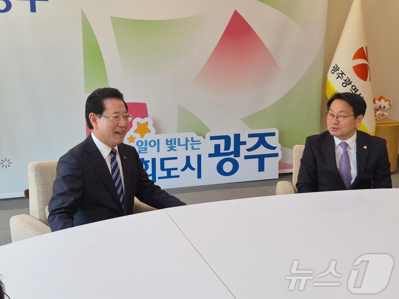 본문 이미지 - 김영록 민주당 전남광주특별시장 예비후보와 강기정 광주광역시장이 13일 광주시청에서 환담하고 있다. (김영록 후보측 제공. 재판매 및 DB금지) 2026.3.13 ⓒ 뉴스1 