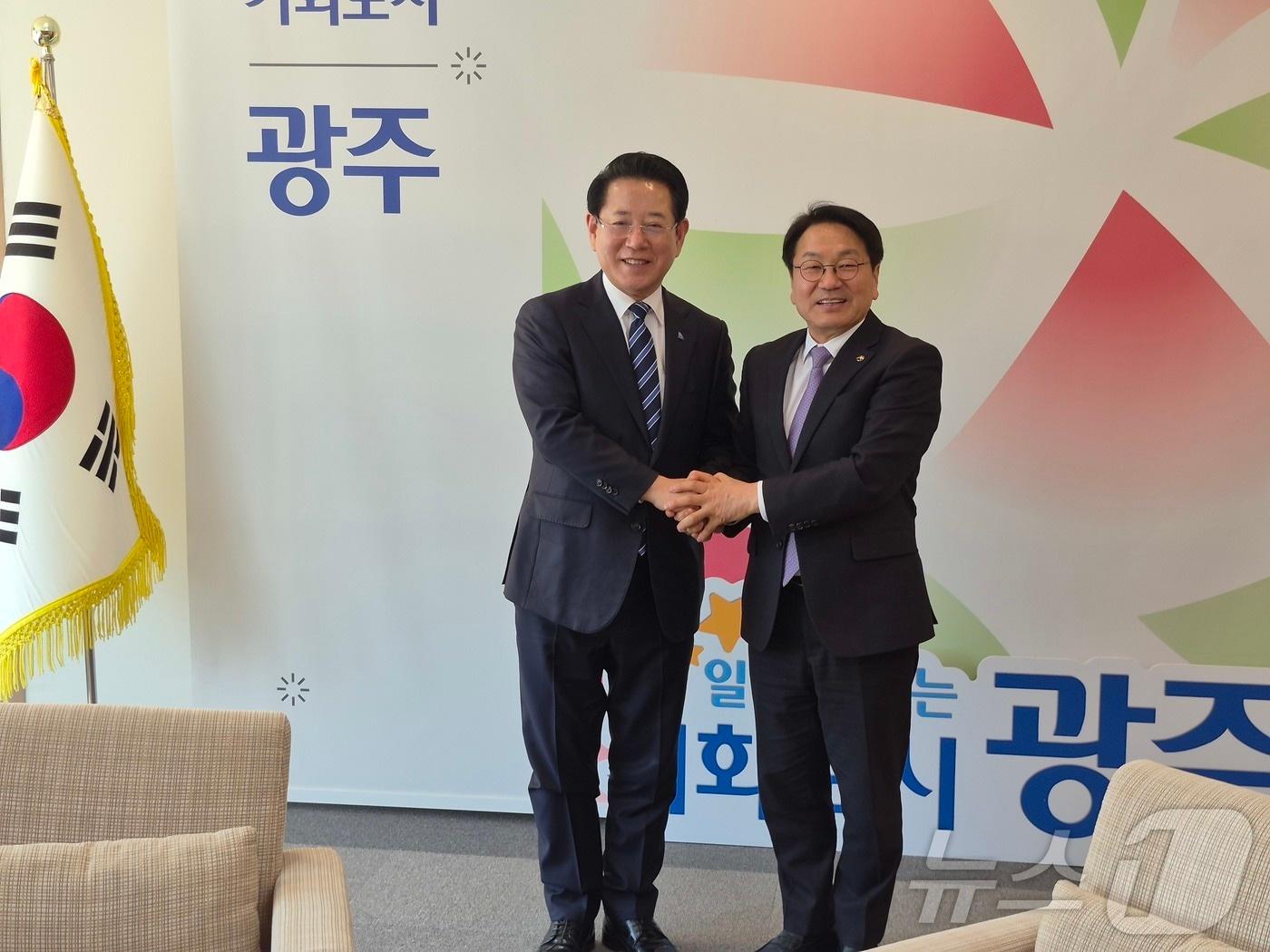 본문 이미지 - 김영록 민주당 전남광주특별시장 예비후보와 강기정 광주광역시장이 13일 광주시청에서 환담하고 있다. (김영록 후보 측 제공. 재판매 및 DB금지) 2026.3.13 ⓒ 뉴스1