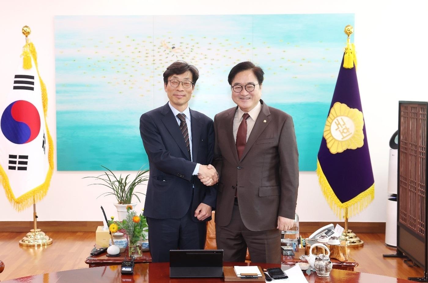 본문 이미지 -  우원식 의장(시계방향 오른쪽)과 송상교 위원장