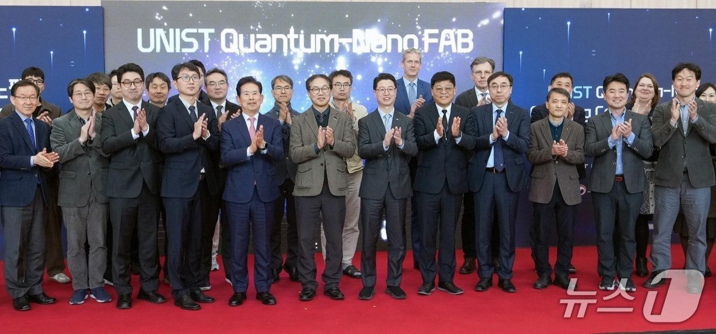 본문 이미지 - UNIST 양자나노팹 개소식·심포지엄 행사 주요 참석자들이 기념촬영을 하고 있다.(UNIST 제공. 재판매 및 DB금지)/뉴스1