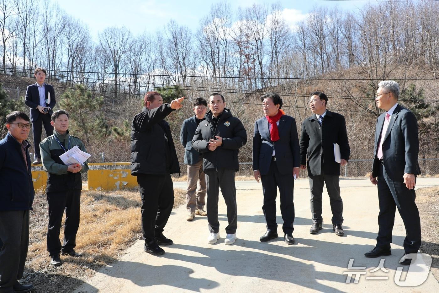 본문 이미지 - 김진태 강원도지사가 13일 횡성군 소재 소규모 농업진흥지역 현장을 찾아 제도 운용 상황을 점검하고 지역 주민 의견을 청취하고 있다.(강원도 제공. 재판매 및 DB금지)/뉴스1
