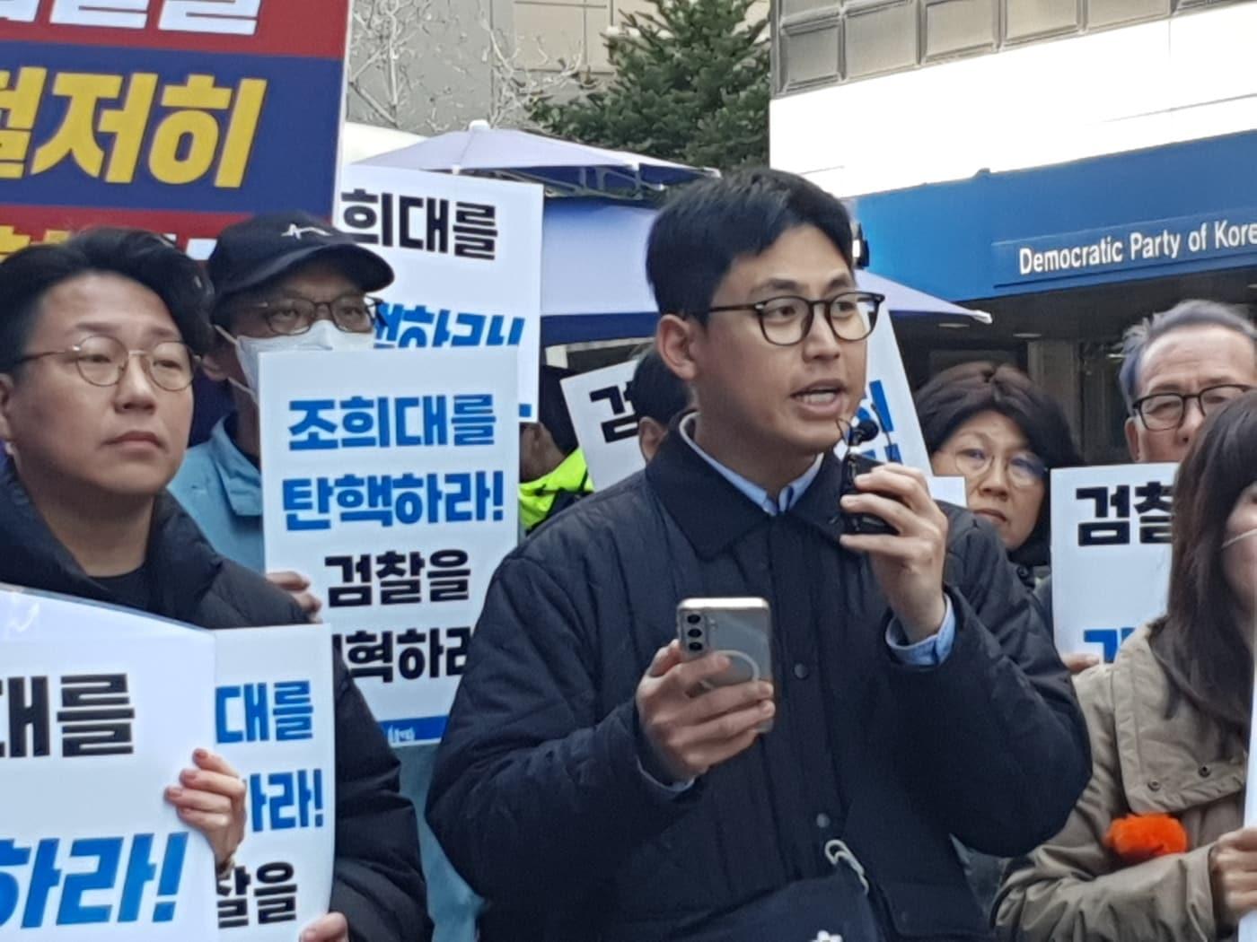 본문 이미지 - 13일 서울 영등포구 여의도 더불어민주당 당사 앞에서 조희대 대법원장 탄핵과 검찰 개혁을 촉구하는 촛불행동.(촛불행동 제공)