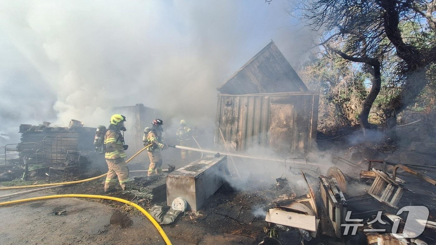본문 이미지 - 야초지 화재 현장(제주소방본부 제공. 재판매 및 DB금지)/뉴스1