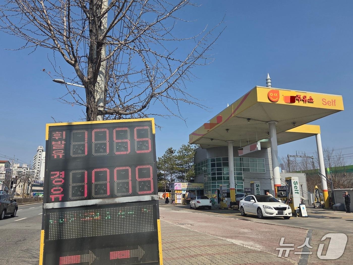 본문 이미지 - 13일 낮 12시께 전북 전주시 덕진구의 한 주유소에 리터당 휘발유 가격이 1755원, 경유 가격이 1779원으로 기재돼 있다.2026.3.13/뉴스1 문채연 기자