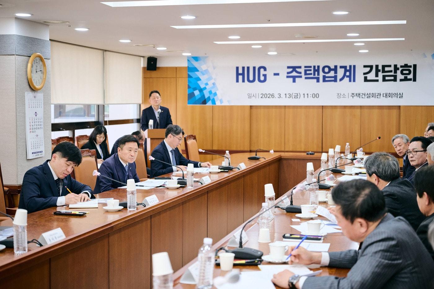 본문 이미지 - 최인호 HUG 사장(왼쪽 가운데)이 13일 열린 HUG-주택 업계 간담회에서 건의 사항을 청취하고 있다.(HUG 제공) / 뉴스1 ⓒ News1