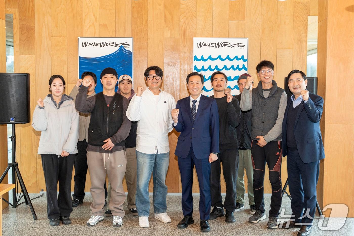 본문 이미지 - 우상호 더불어민주당 강원특별자치도지사 예비후보는 13일 양양지역에서 청년 및 청년 창업가들의 애로사항을 청취했다.(우상호 측 제공. 재판매 및 DB금지)/뉴스1