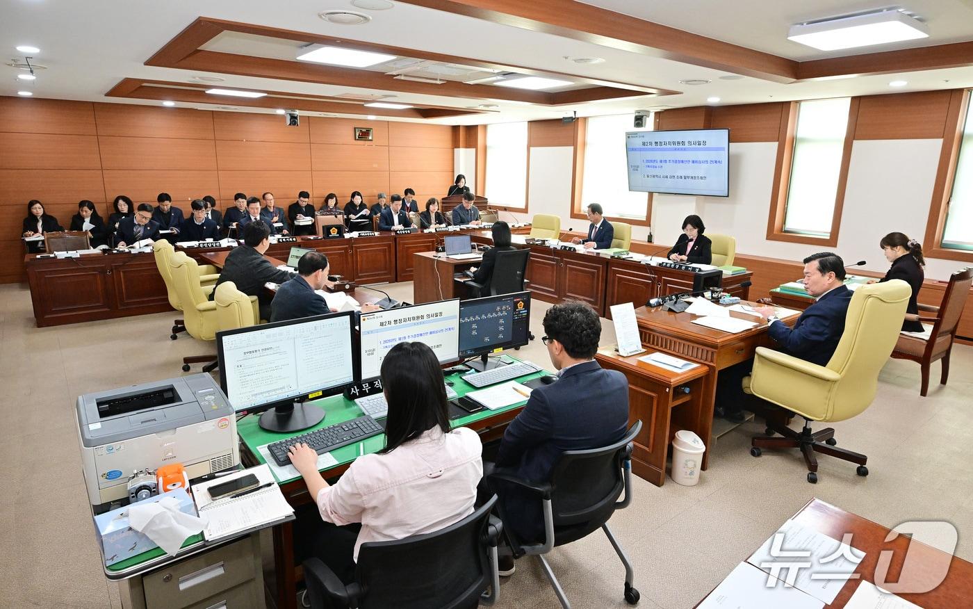본문 이미지 - 울산시의회 행정자치위원회는 13일 시의회 회의실에서 기획조정실 소관 추가경정예산안을 심사하고 있다.(울산시의회 제공. 재판매 및 DB금지)/뉴스1