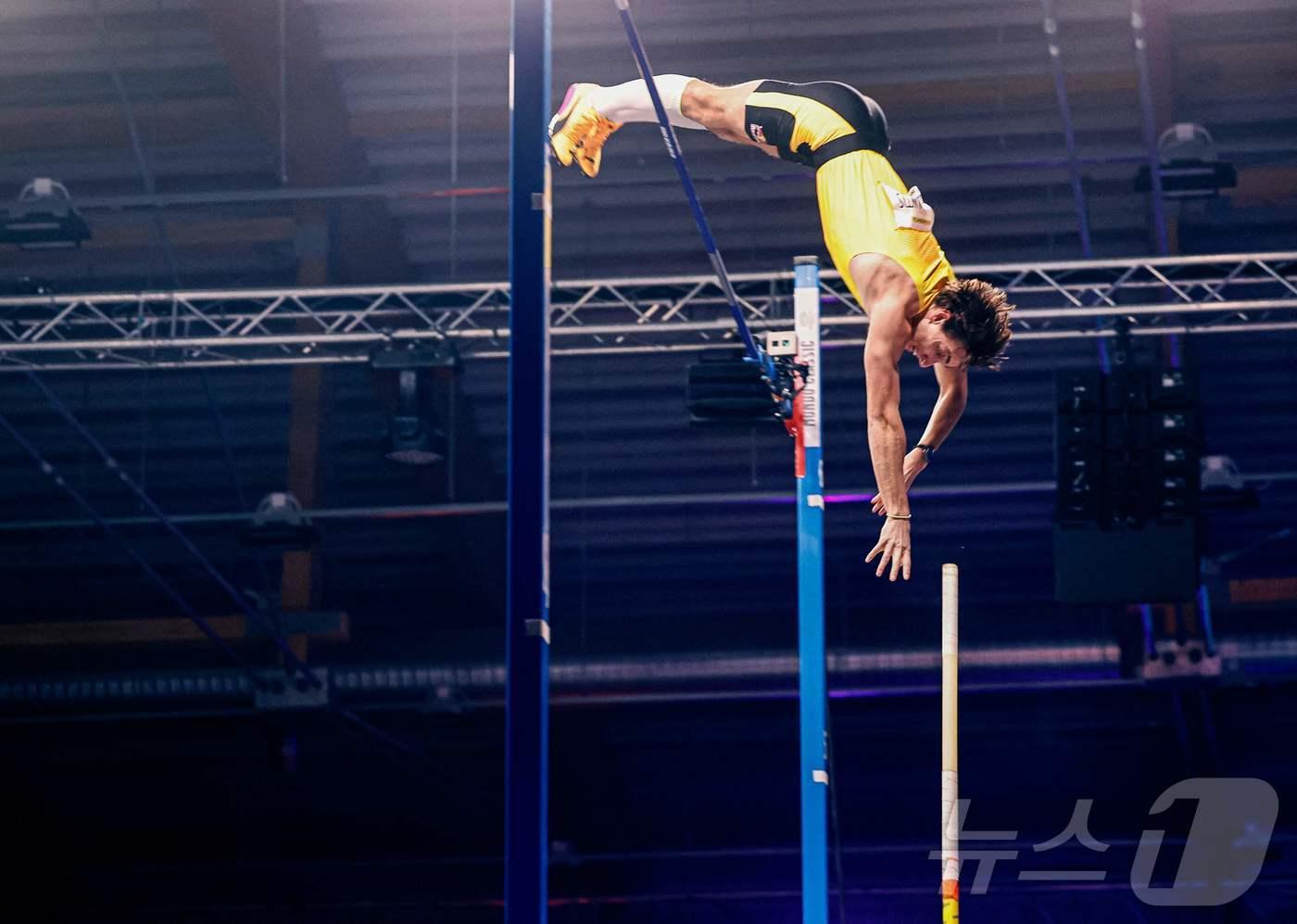 본문 이미지 - 아먼드 듀플랜티스(스웨덴)가 개인 통산 15번째 세계신기록을 달성했다. ⓒ AFP=뉴스1