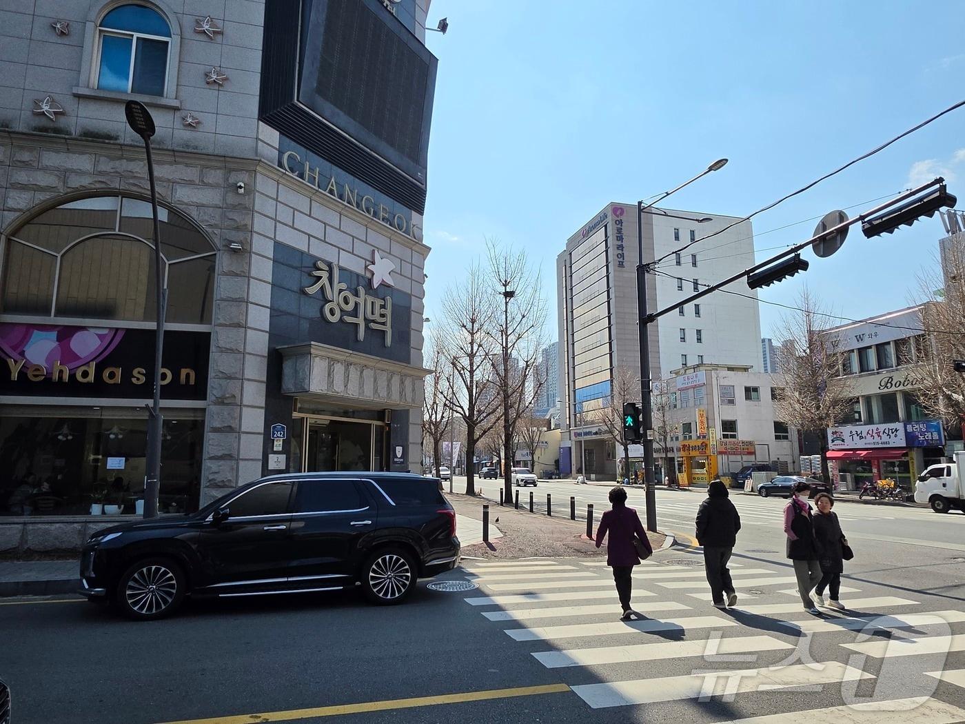 본문 이미지 - 13일 광주 북구 창억떡 본점 가게 앞 시민들이 지나가고 있다. 2026.3.13 ⓒ 뉴스1 조수민 수습기자