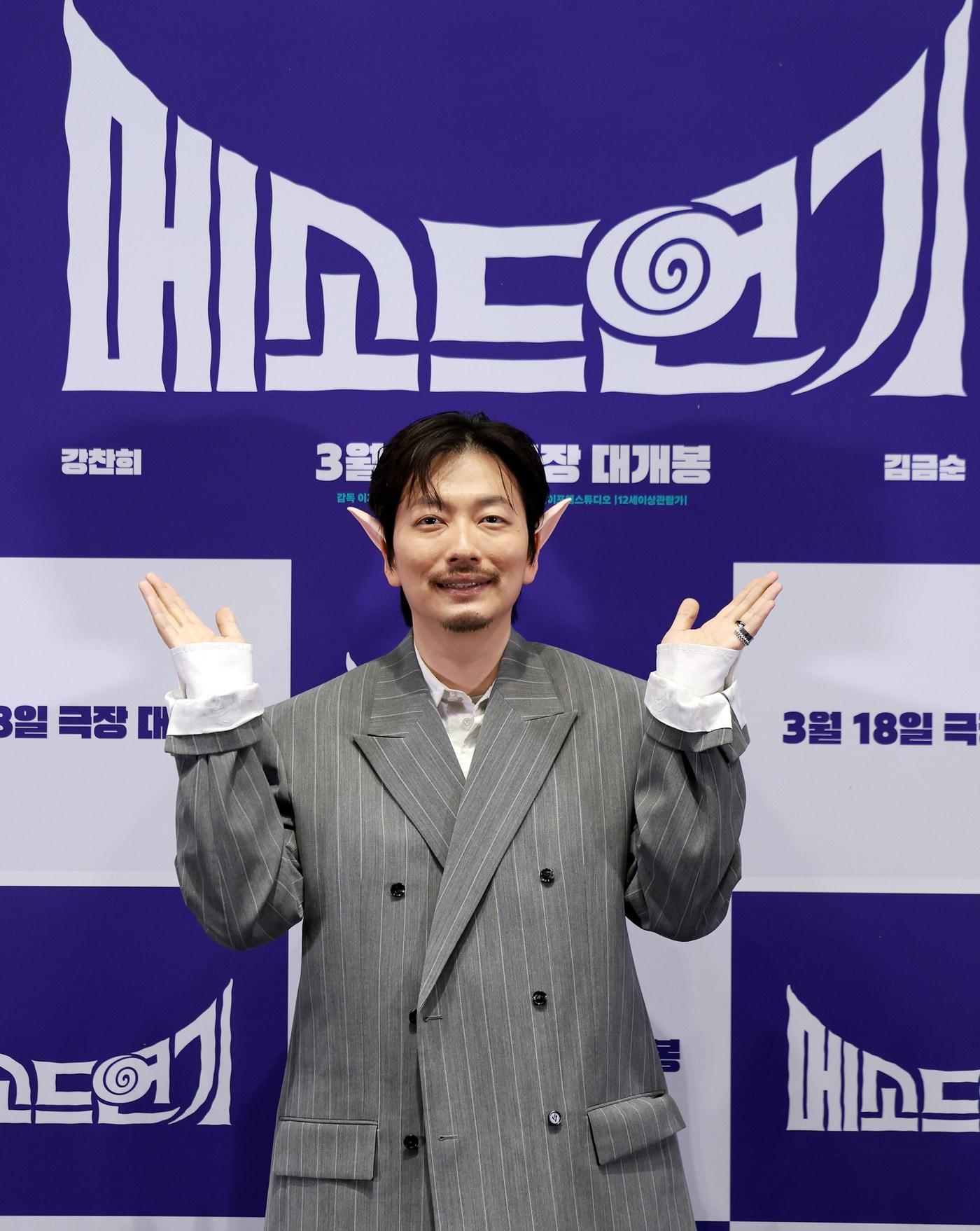 본문 이미지 - 배우 이동휘가 13일 서울 강남구 코엑스 메가박스에서 진행된 영화 ‘메소드연기’ 언론배급시사회에서 포토타임을 위해 입장하고 있다. 영화 ‘메소드연기’는 코미디로 떴지만 코미디가 하기 싫은 웃기는 배우 이동휘가 진정성 있는 연기로 인정받기 위해 역할에 과몰입하면서 벌어지는 이야기를 그린 작품이다. 2026.3.13 ⓒ 뉴스1 이호윤 기자