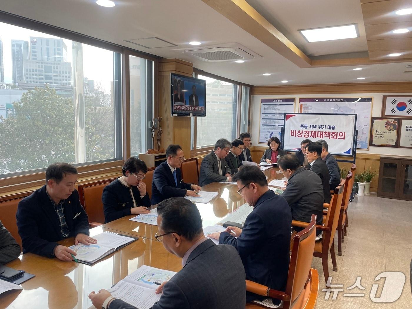 본문 이미지 - 경남 창원시 관계자들이 지난 12일 시청에서 중동발 위기 대응 비상대응회의를 하고 있다.(창원시 제공. 재판매 및 DB금지)