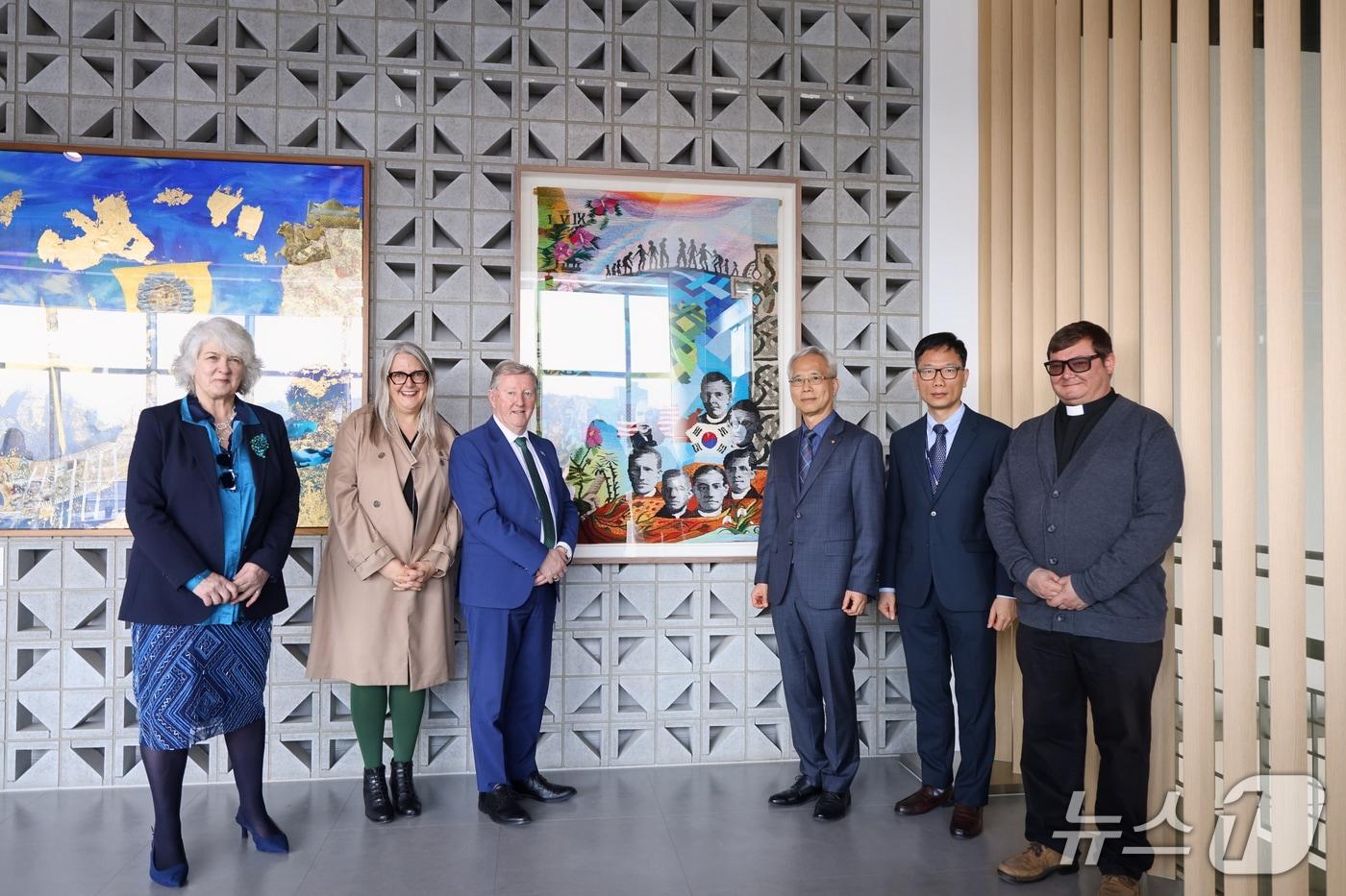 본문 이미지 - 션 캐니 아일랜드 교통부 차관(왼쪽 셋째)가 12일 서울 용산구 전쟁기념사업회를 방문해 기념촬영하는 모습. 2026.3.13./ⓒ 뉴스1(전쟁기념사업회 제공)