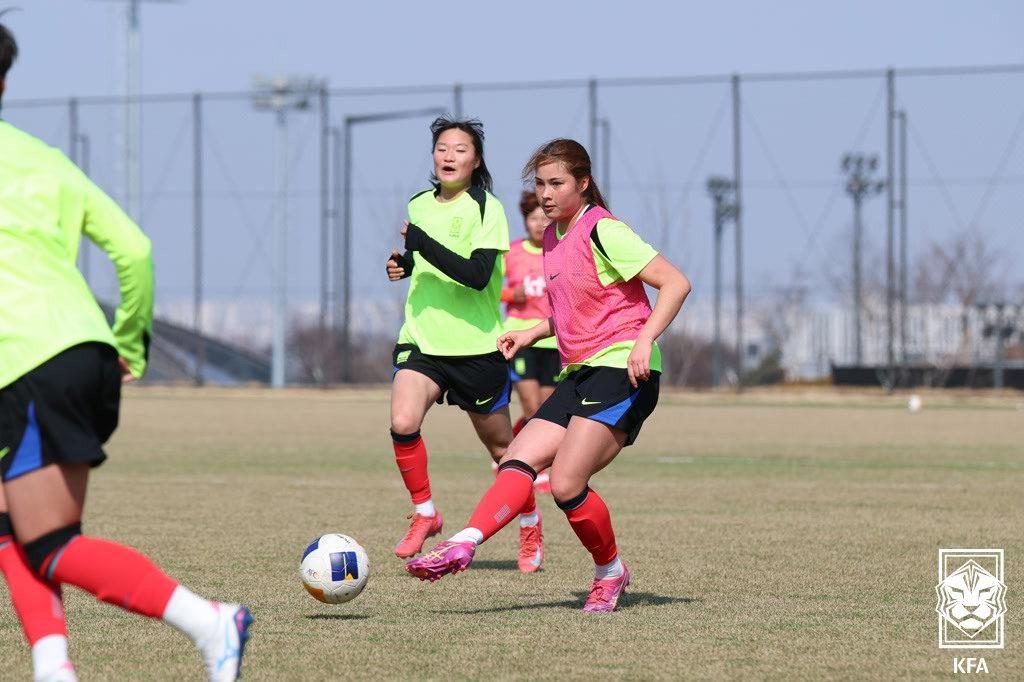 본문 이미지 - 20세 이하 여자 축구대표팀 훈련 모습. (대한축구협회 제공)