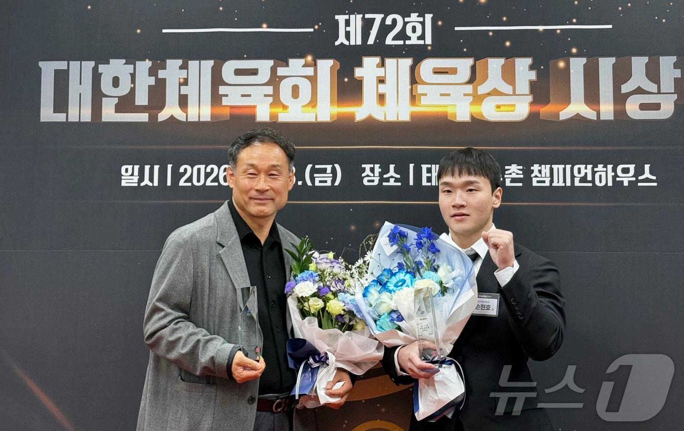 본문 이미지 - 이준재, 손현호(오른쪽) 대한체육회 체육상 수상 (광주시체육회 제공. 재판매 및 DB금지) ⓒ 뉴스1 