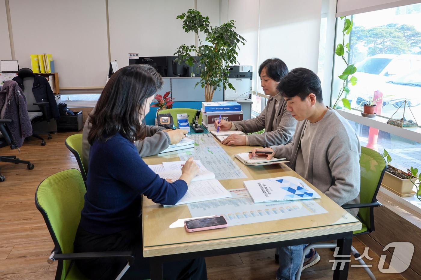 본문 이미지 - 당진시의회 정책지원팀이 전문적인 입법·예산 지원을 통해 의정활동의 전문성과 성과를 높이는 역할을 하고 있다.(당진시의회 제공. 재판매 및 DB금지)2026.3.13/뉴스1