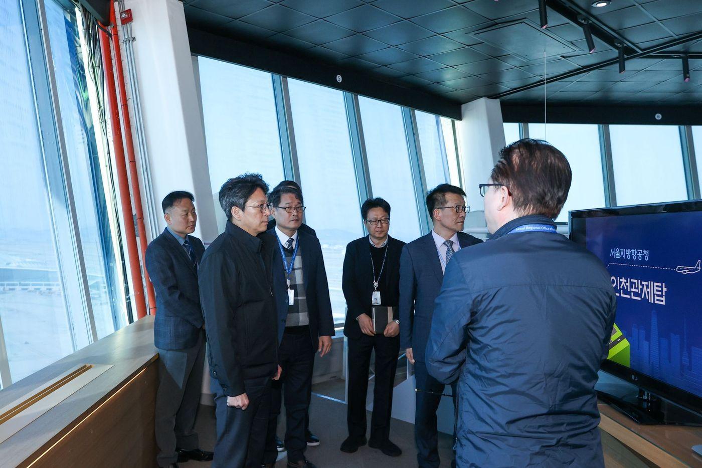 본문 이미지 - 홍지선 국토교통부 제2차관(왼쪽에서 2번째)이 13일 인천관제탑 방문해 현장점검 하고 있다.(국토교통부 제공)뉴스1ⓒ news1