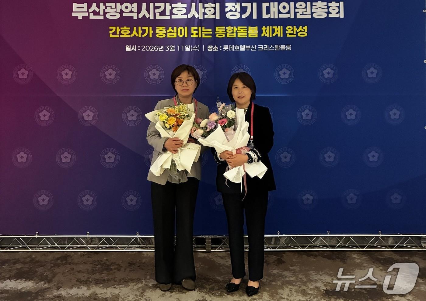 본문 이미지 - 지난 11일 롯데호텔부산에서 열린 부산광역시간호사회 정기 대의원총회에서 김경숙 수간호사(오른쪽)와 박혜영 수간호사가 수상 이후 기념촬영을 하고 있다.(동남권원자력의학원 제공. 재판매 및 DB금지)