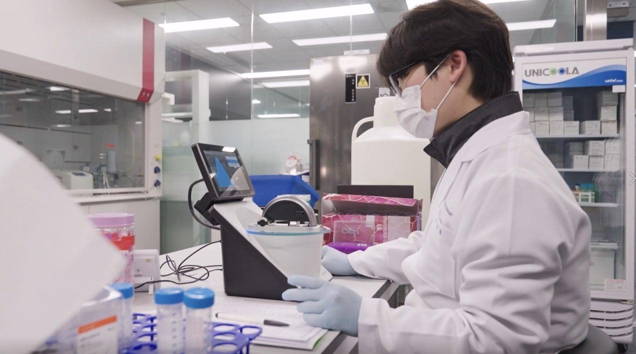 본문 이미지 - 지놈앤컴퍼니 연구진이 후보물질을 분석하고 있다.(지놈앤컴퍼니 제공)/뉴스1