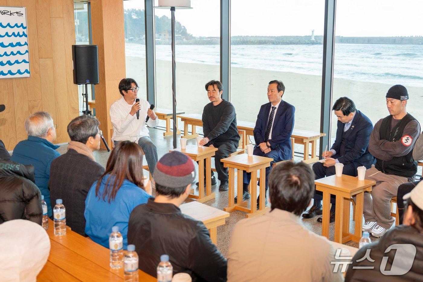 본문 이미지 - 우상호 더불어민주당 강원특별자치도지사 예비후보는 13일 양양지역에서 청년들과 청년 창업가들의 애로사항을 청취했다.(우상호 측 제공. 재판매 및 DB금지)/뉴스1