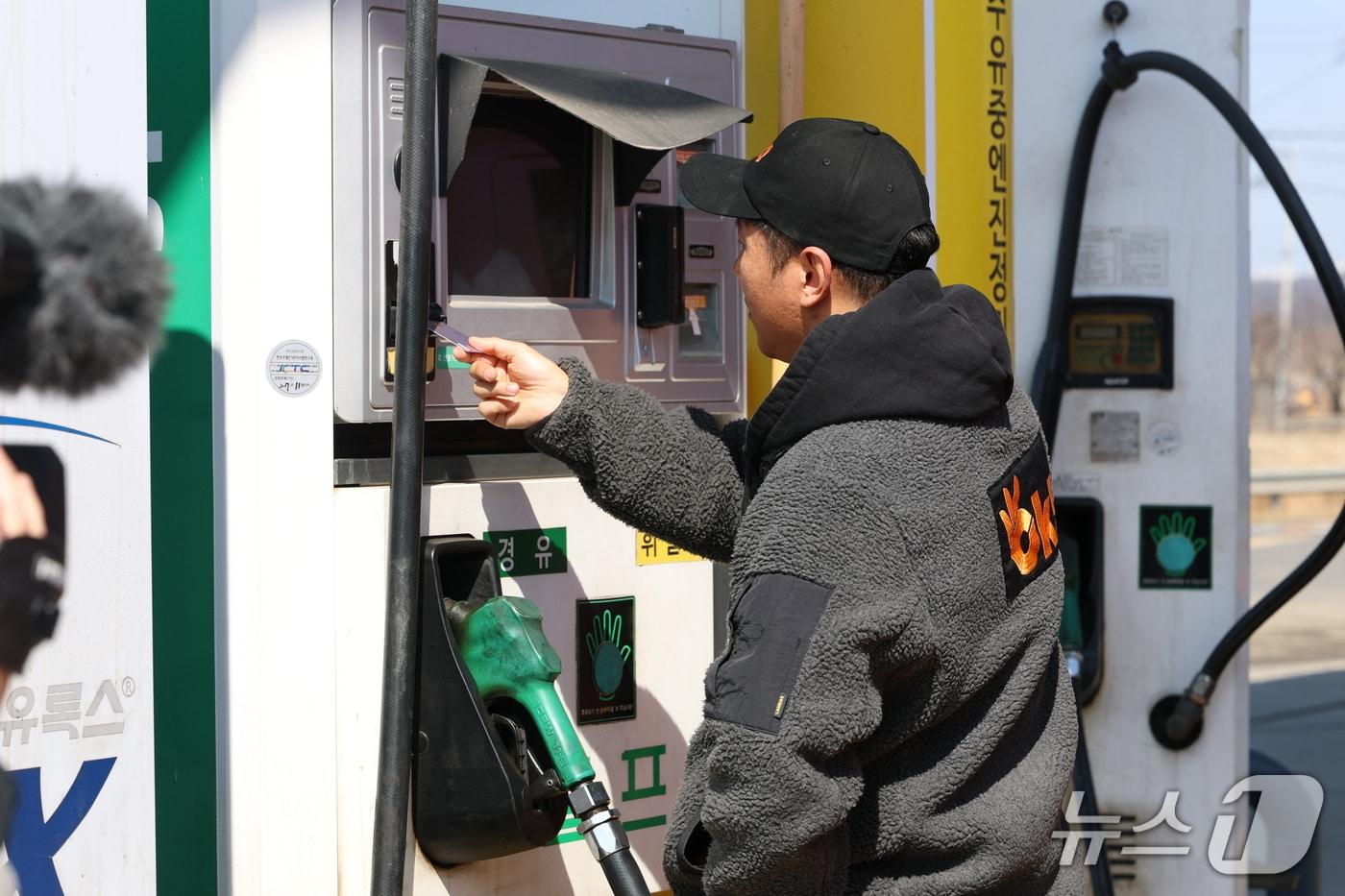 본문 이미지 - 13일 화성시 효행구 소재 주유소에서 한 시민이 기름을 넣고 있다.(화성시 제공. 재판매 및 DB금지)