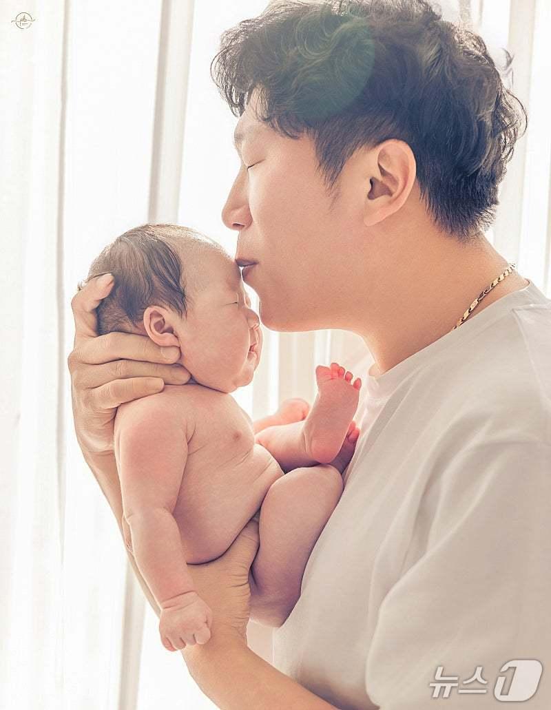 본문 이미지 - 생후 60여 일이 된 딸아이의 아빠가 수면 중 두통을 호소하다 끝내 뇌사에 이르러 5명에게 새 삶을 선물한 뒤 세상을 떠났다. 사진 속 남성이 기증자 박성배 씨.(한국장기조직기증원 제공)